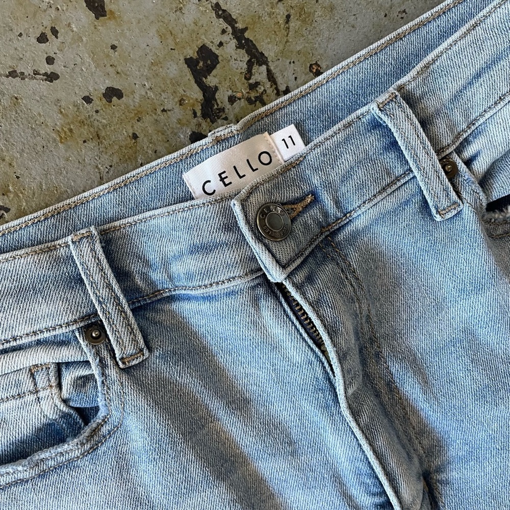 NWOT Cello Light Blue Distressed Women’s Mom Jeans Size 11 - Picture 2 of 7